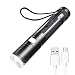 Produktbild Novostella Wiederaufladbar 1000LM CREE LED Taschenlampe Zoombar Superhelle IP65 Wasserfest dimmbar LED Handlampe 5 Leuchtmodi USB-Kabel abnehmbar Haken für Camping, Wandern, Außen[Energieklasse A+]