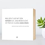 Kleine Prinz - Zitat - einzigartiges Holzbild 15x15x2cm zum Hinstellen und Aufhängen, echter Fotodruck mit Spruch auf Holz - schwarz-weißes Wand-Bild Aufsteller Holz-Schild Wandschild Holzdeko zur Dekoration im Büro und Zuhause oder als Geschenk Mitbringsel Geschenkidee zum Geburtstag Umzug Einzug für Freundin Mutter Schwester Familie ... Poster Kunst-Druck Home Deko - Lebensweisheit Regeln für Zufriedenheit & Glück von Saint-Exupery