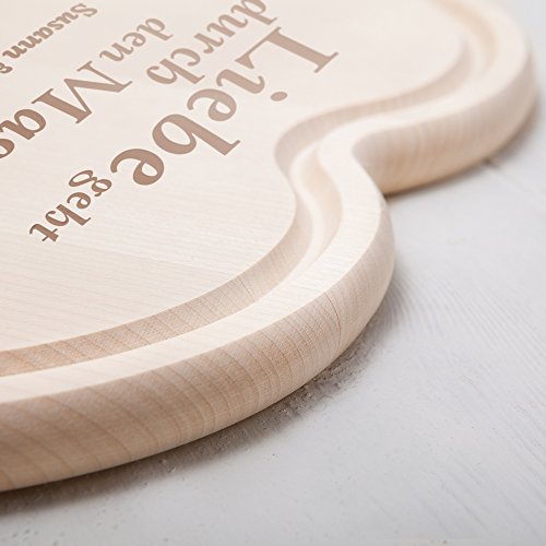 Schneidebrett Herz zur Hochzeit mit Gravur “ Liebe geht durch den Magen “ – Motiv Ringe – Personalisiert mit Namen und Datum – Küchenbrett aus 1,5 cm dicken Ahorn Holz mit Saftrille – 30 cm x 30 cm - 3