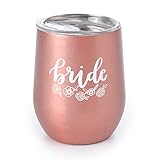 Nicht Ihre durchschnittliche Tasse: Unser Weinbecher fasst 340 ml Flüssigkeit, misst 11,4 cm hoch + kommt mit einem Kunststoff-Klappdeckel und einem Trinkloch. Diese einzigartige Funktion ermöglicht es Ihnen, Ihr Getränk an den Strand, die Arbeit, einen Pool zu transportieren, ohne sich Gedanken über die Temperatur des Getränks oder Glasbruch machen zu müssen.