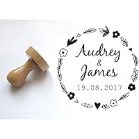 Tampon mariage champêtre personnalisable, grand modèle rond en bois. Idéal pour personnaliser vos faire-parts, enveloppes et courriers avec vos noms et votre date de mariage. Style floral. Réalisé sur mesure. Diamètre 5 cm.
