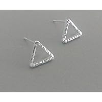 Selia Triangel Ohrring Dreieck Ohrstecker silber brushed geometrisch, handgemacht Modeschmuck Schmuck, minimalist, studs, geschenk