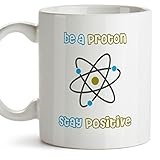 Cerámica de alta calidad MUGFFINS Taza química - BE A Proton. Stay Positive - Tazas de café para químicos. Regalos para químicos, para los Amigos y la Familia - Cerámica - 11oz / 350 ml