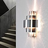 Elegante Wanlleuchte aus glänzendem Aluminium, der speziell geformte Schirm ermöglicht ein blendarmes Licht und sorgt für ein besonderes Lichtmuster, die Wandleuchte ist ideal für das Wohnzimmer, den Flur oder das Treppenhaus, der Wandstrahler erlaubt dank des dreh- und schwenkbaren Schirms zielgerichtetes Licht