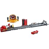 Mattel Cars Maceraya Başlangı&ccedil; Oyun Seti Cars Maceraya Başlangı&ccedil; Oyun Seti ile Şimşek McQueen oyuncak araba JDJ02