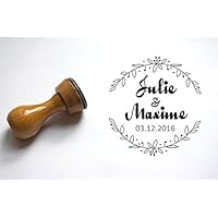 Hochzeitsstempel. Benutzerdefinierte Stempel. Zur Personalisierung des Briefumschlags, Bekanntmachung mit den Namen der Braut und des Bräutigams und dem Datum der Hochzeit. Blumenkranz-Muster. Landhausstil.