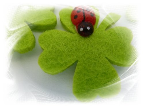 Kleeblatt Kleeblätter aus Filz mit Marienkäfer und Klebepad in 22er Pack Dekoration aus Filz mit Glückskäfer Streudeko Streuteile als Glücksbringer Tischdeko - 2
