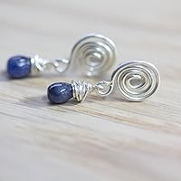 Zierliche blaue Edelstein-Ohrringe mit handgebogener und gehämmerter Spirale aus Echt-Silber und echten Saphiren / dazu passende Set-Kette erhältlich / hochwertige Handarbeit von Silber & Stein