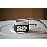 Bôite à musique avec décors du logo de Star Wars et la mélodie principale des films.