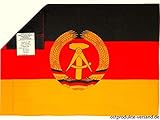 Diese Fensterfahne ist eine Fahne der DDR, in neuwertigem Zustand und unbenutzt. Mit dem eingenähtem Papieretikett vom VEB Bandtex Pulsnitz in Radebeul. Nur solange der Vorrat reicht. 60 breit  x 40 hoch. DDR Fahne 60 x 40 cm