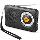 LA EXPERIENCIA MUSICAL BUENA: La radio con pilas está equipada con un altavoz magnético de 3W que proporciona un sonido de graves profundos y agudos suaves.Permite conectar auriculares mediante una entrada adicional para jack de 3.5 MM. (Aviso: incluye un par de auriculares gratis).