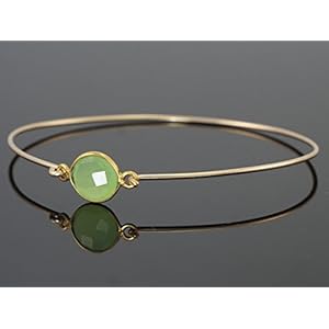 Zarter Armreif mit einem grünen Chalcedon
