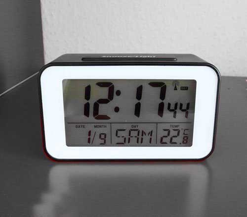 Funkuhr mit Thermometer Funkwecker wecker in schwarz [version:x8.5] by DELIAWINTERFEL - 2