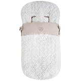 Funda de Silla-Capazo Universal de MAYORAL para carrito Bebé en Color CRUDO. Confeccionado en pelo rosetones con forro de popelín. Delantero con bordado al tono y lazadas decorativas. Abertura con dos cremalleras por el contorno, ( se puede separar completamente la parte de arriba y la de abajo) Piezas elásticas en la parte trasera para ajustar al carro. Medidas: 103cm X 54 cm Producto MAYORAL 2016