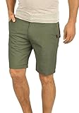 Auch beim Kombinieren ist die Chino-Bermuda ein Allround-Talent. Mal mit lässigem T-Shirt, lockerem Tank Top oder stylischem Hemd - es führt kein Weg an einer kurzen Chino-Hose vorbei.