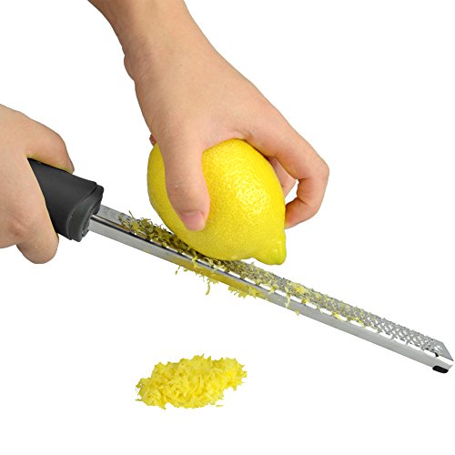 Qyuhe® Edelstahl Zestenreißer Reibe，Scharfe Klinge aus rostfreiem Stahl mit Sicherheitsabdeckung und Reinigungsbürste, schwarz - 5