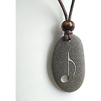 GESCHNITZTER ANHÄNGER AUS STEIN MIT EINER ACHTELNOTE