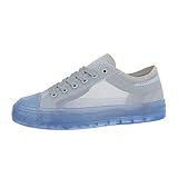 Low Sneakers für Damen sorgen für einen sportlichen Look im Alltag. Besonders beliebt sind die bequemen Schuhe in klassischem Weiß. Verziert mit Glitzer werden sie zum echten Hingucker auf der Straße. Sie sehen nicht nur zur gewöhnlichen Hose und Hoodie toll aus, sondern haben sich in nahezu allen Styles etabliert. Durch sie wird das feminine Kleid noch ein Stück lässiger, während die Used Jeans mit ihnen in Kombination noch cooler wirkt.