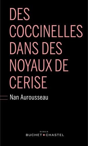 Des coccinelles dans des noyaux de cerise Des coccinelles dans des noyaux de cerise