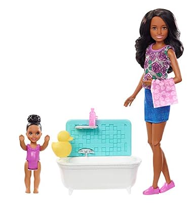 Barbie Famille coffret Heure du Bain poupée Skipper baby-sitter brune et figurine d'enfant, accessoires inclus, jouet pour enfant, FXH06