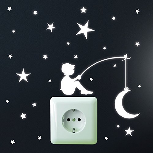 Wandtattoo Loft® „Fluoreszierende Junge mit Mond und Sternen“ Leuchtaufkleber für Steckdose oder Lichtschalter / Fluoreszierende leuchtende Sticker für das Kinderzimmer - 2