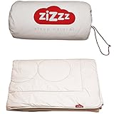 Waschbar und Reisegeeignet - Das Oberbett lässt sich bei 30° in der Waschmaschine waschen (Wollprogramm). Dank der mitgelieferten Hülle lässt die Ganzjahresdecke sich ganz einfach auf jede Reise mitnehmen