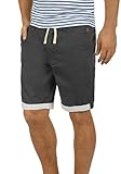 Auch beim Kombinieren ist die Chino-Bermuda ein Allround-Talent. Mal mit lässigem T-Shirt, lockerem Tank Top oder stylischem Hemd - es führt kein Weg an einer kurzen Chino-Hose vorbei.