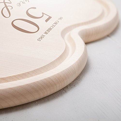 Schneidebrett Herz zur Goldenen Hochzeit mit Gravur -50 Jahre „In Liebe verbunden…“ – Personalisiert mit Namen und Datum – Küchenbrett aus 1,5 cm dicken Ahorn Holz mit Saftrille – 30 cm x 30 cm - 2