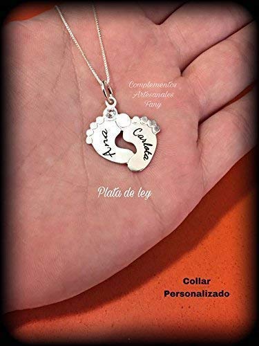 Collar de plata con colgante huellas grabadas. Regalo día de la madre