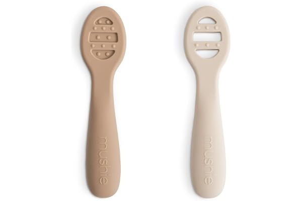 Mushie Cuillère D'apprentissage en Silicone | Lot De 2 Cuillères Pour Tout-Petits| Pour Bébé Pour Apprendre à Manger Seul | Lavable au Lave-Vaisselle | Natural/Shifting Sand