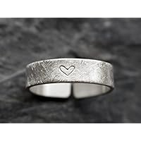 personalisierter Ring Herz gebürstet aus 925 Sterling Silber 5mm breit handgestempelt - bis zu 20 Zeichen - Geschenk