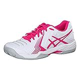 El asics gel-game 6 clay women proviene de la colección de zapatos asics. El gel-game 6 está diseñado para jugadores que buscan durabilidad y agarre. Este zapato permite una buena colocación del pie y te permite dominar el juego desde la línea de base. Este cómodo zapato ofrece la estabilidad necesaria gracias al apoyo superior. El sistema trusstic le otorga una mayor estabilidad al mediopié, lo que le permite moverse fácilmente hacia los lados. Además, la malla colocada estratégicamente en la parte superior proporciona ventilación adicional para mantener sus pies cómodos y frescos. La robusta suela de goma está equipada con puntos de pivote, lo que le permite cambiar de dirección rápidamente para que siempre esté listo para el regreso. Este zapato tiene una suela de arcilla con perfil en espiga, que proporciona un excelente agarre en las canchas de arcilla.