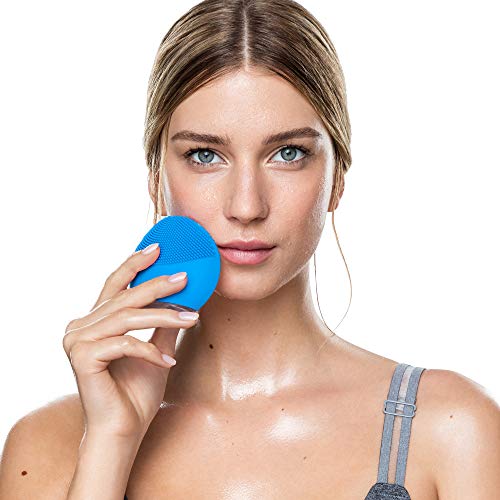 LUNA mini 2 de FOREO es el limpiador facial con modo anti-edad. Un cepillo facial sónico de silicona, para todo tipo de piel |Aquamarine| Recargable a través USB LUNA mini 2 de FOREO es el limpiador facial con modo anti-edad. Un cepillo facial sónico de silicona, para todo tipo de piel |Aquamarine| Recargable a través USB