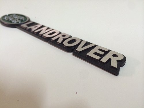 DISEÑO DE ESCUDO LOGO PEGATINA DE " LAND ROVER "-PINTURA CON DISEÑO DE METAL.