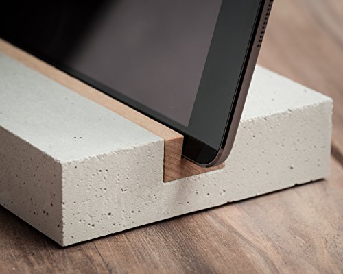WOOD U? STYLE – Halterung für iPad und Tablets aus Beton mit schöner Holzleiste (Nussbaum) - 3