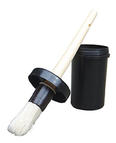 Hoof-Brush-Huffett-Brush-in-a-practical-box-for-hoof-cleaning