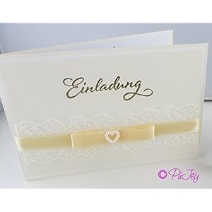 Eine Einladungskarte zur Hochzeit, Taufe Geburtstag mit Spitze und Herz