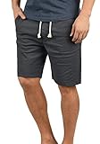 Im Sommer ist diese klassische Chino Shorts ein absolutes Basic und darf in keinem Kleiderschrank fehlen.