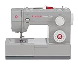 23 integrierte Stiche - 6 Nutzstiche, 6 Stiche für dehnbares Material, 10 dekorative Stiche und ein einstufiges Knopfloch. Einstufiges Knopfloch - Knopf in den Knopflochfuß einlegen und starten. Eingebauter Nadeleinfädler - Schnell und sicher eingefädelt Extra hohe Nähgeschwindigkeit - Professionelle Nähgeschwindigkeit - schneller als eine herkömmliche Nähmaschine