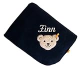 Baby Fleecedecke mit Ihrem Wunsch Namen in der abgebildeten Stickschrift bestickt bestickt marine / dunkelblau 90 cm x 60 cm Steiff Collection
