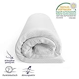 Der weiche Topper wirkt bei unbequemen oder zu harten Matratzen ausgleichend und funktioniert nebenbei als Matratzenschoner.