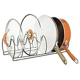 FABRICACIÓN DE CALIDAD: Este soporte para tapas de ollas y sartenes se compone de metal resistente. Las patas están acolchadas y cuidan las superficies de los armarios de la cocina.