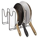 ALTA CALIDAD: El soporte para tapas está hecho de metal y cuenta con un revestimiento que lo hace inoxidable. Los pies acolchados de plástico protegen el armario de la cocina.