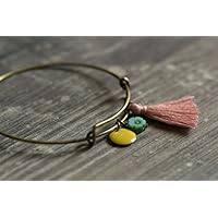 feiner bronze Armreif mit gelbem Emaille Anhänger, kleiner Blüte in türkis und rosa Quaste