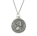 Eigenschaften: Silber Kette mit einem runden Anhänger, der beidseitig tragbar ist: Auf der seinen Seite ist ein Ritter auf Pferd geprägt, auf der anderen: ein Porträt der Königin Elisabeth II.