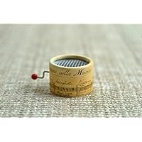 Bôite à musique avec décors d’une portée antique et la mélodie de « La Vie en Rose ».