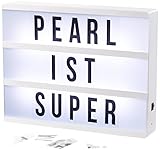 3 Zeilen zur freien Gestaltung: Platz für bis zu 27 Zeichen (9 Zeichen je Zeile) mit je 7 x 3,5 cm • 100-teiliges Zeichen-Set: Großbuchstaben und Symbole • Ein/Aus-Schalter und Micro-USB-Eingang für Netzteil an der Gehäuseseite • Maße: 320 x 250 x 55 mm, Gewicht: 610 g