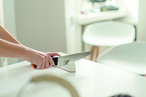 Fiskars Messerschärfer für glatte Messerklingen aus Stahl, Keramikschleifstein, Functional Form, Roll-Sharp, Weiß/Orange, 1014214 - 7
