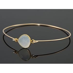 Zarter Armreif mit einem weißen Chalcedon