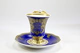 sammeln Tasse und Untertasse, Anf. 20. Jh., 1. WK, gemarkt KPM Berlin, Blau- und Goldmalerei, auf Schauseite mit Palmwedeln umrandete Kartusche mit der Devise des Ordens der Wendischen Krone: Per Aspera Ad Astra, Durch das Raue zu den Sternen, Henkel als plastische Siegesgöttin Viktoria auf einem Widderkopf stehend, Untertasse in selber Manier, leicht berieben, unbeschädigt, selten. H: 13 cm